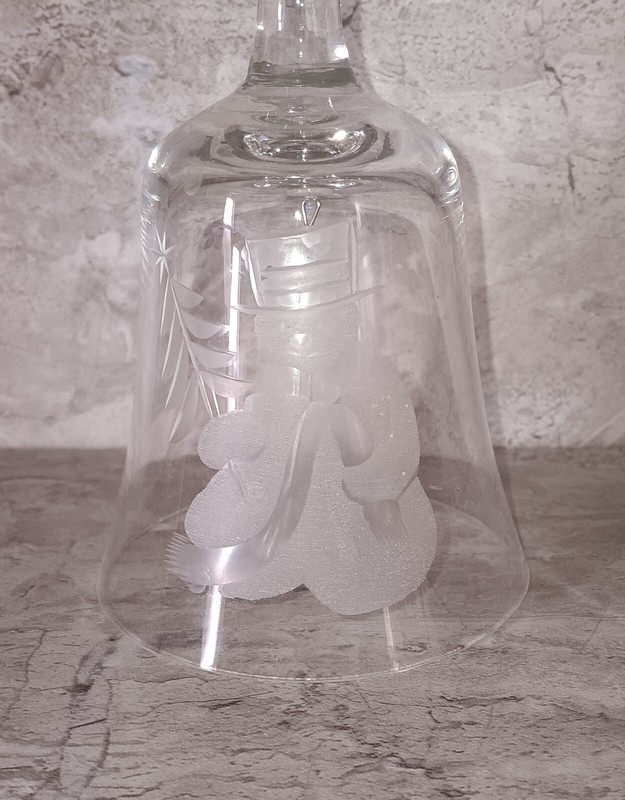 Beautiful Crystal Glass Dinner Bell Etched Snowmen With Hat And Tree 