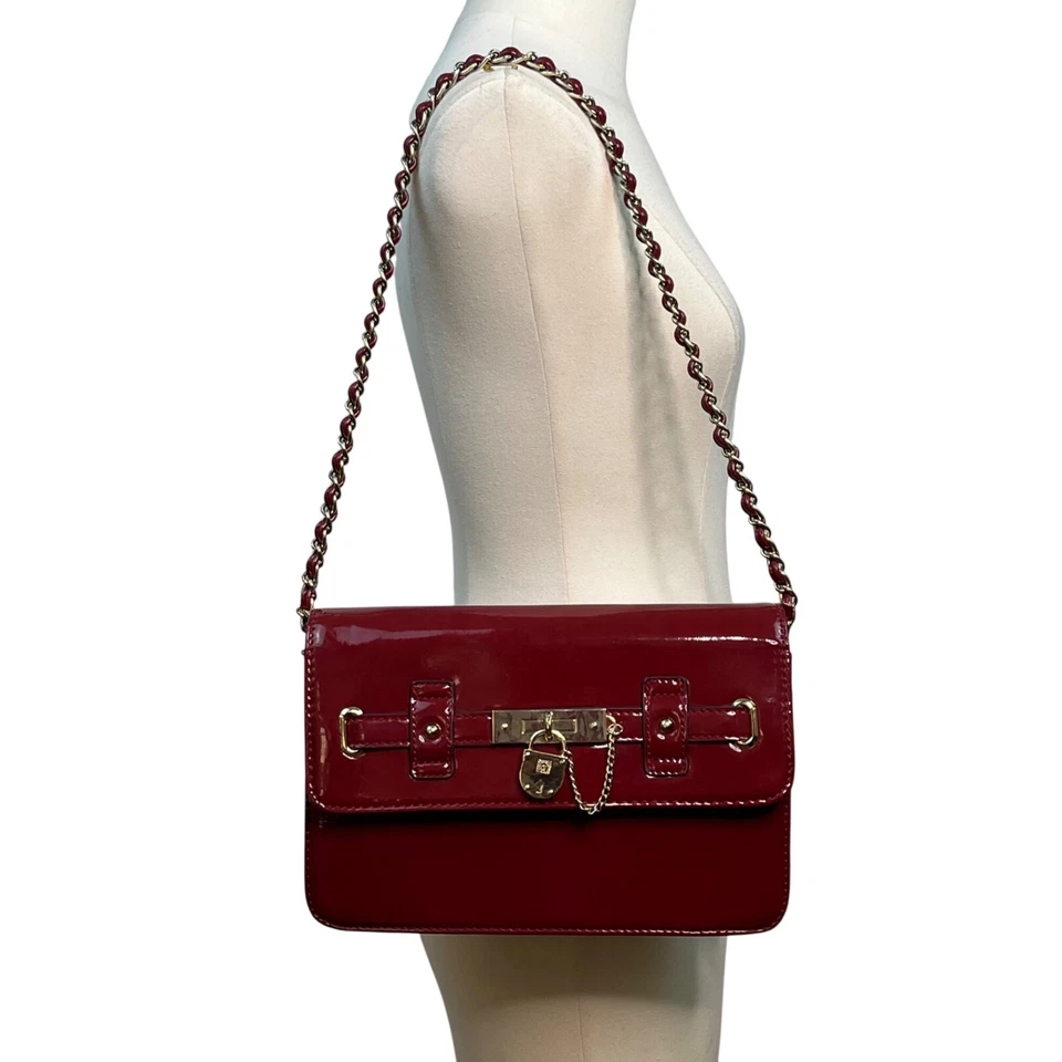 Bolso de Hombro Anne Klein Rojo Charol Imitación Cuero Cerradura Dorada Acento Cadena Correa Foto 2 de 4