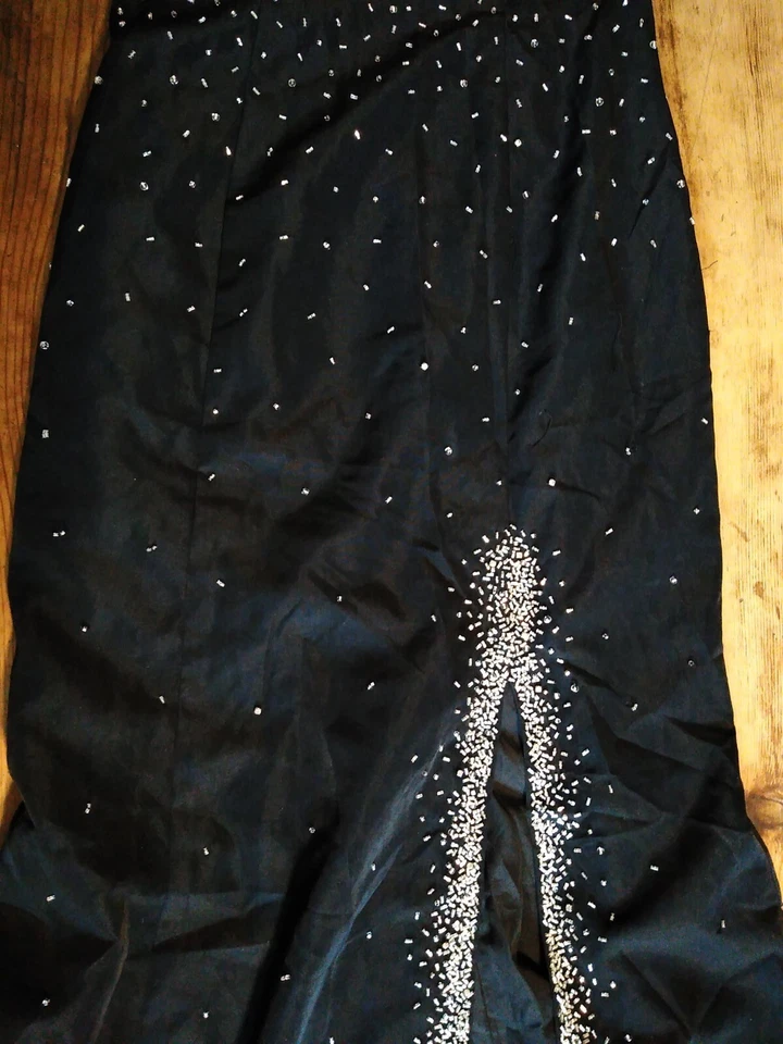 Vestido de graduación Joli talla 6 negro con cuentas de un hombro largo completo tren DEFECTOS  Foto 4 de 4