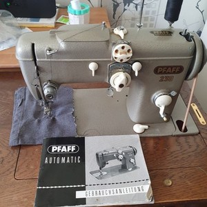 Nähmaschine gebrauchtpfaff-230 gray In Holz schrank integriert +ersatz teile.