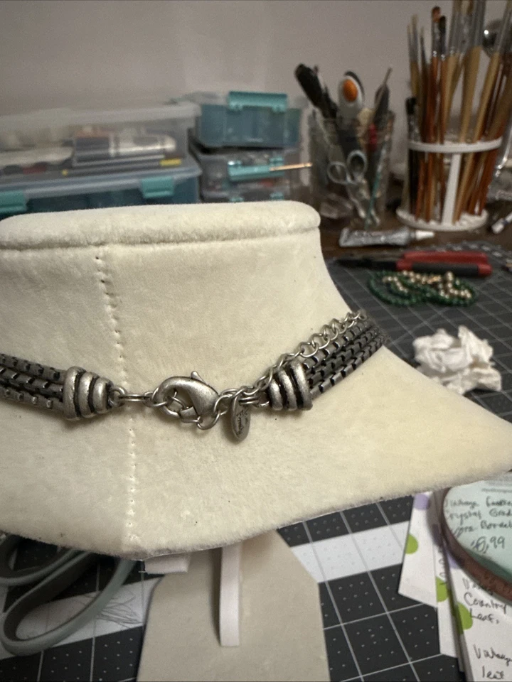 Peltre Lia Sophia con detalles de cristal de bola redonda. Foto 2 de 4