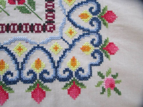 GORGEOUS COLOURFUL RECTANGULAR BANQUET CROSS STITCH TABLECLOTH WITH 12 NAPKINS - Picture 6 of 12