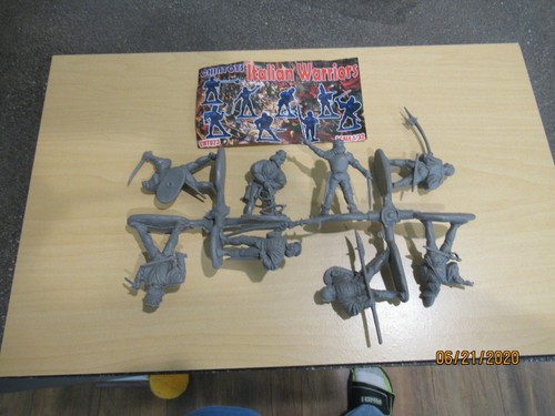 Chin Toys: #23 Guerreros italianos 8 figuras en 8 poses escala 1/32 en color gris - Imagen 2 de 2