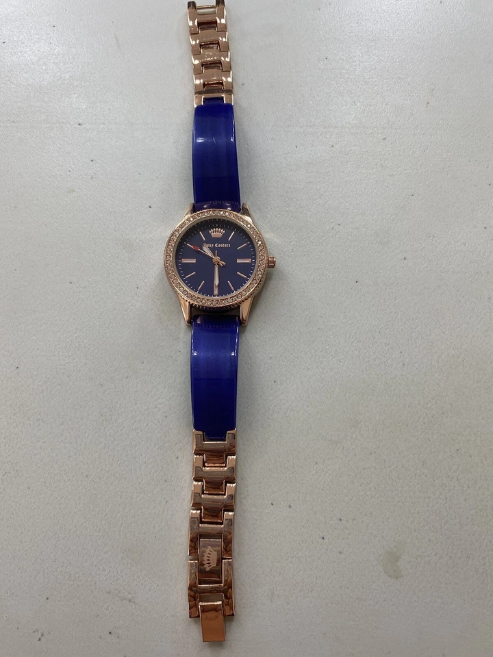 Estilo vintage, reloj con pedrería, jugosa alta costura Foto 3 de 4