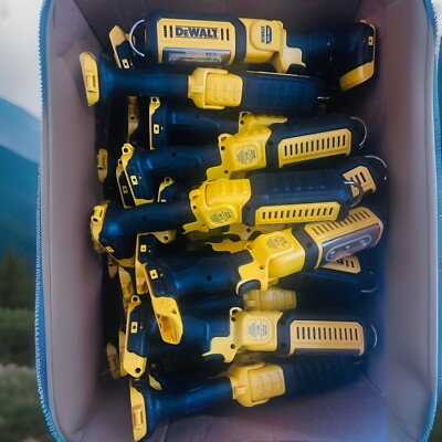 (1) DEWALT 20V MAX LED Work Light,Flashlight, Pivoting Head, (DCL050)  ( X 1 )