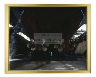 USS MIDWAY AIRCRAFT CARRIER PROPELLERS DRY DOCK 1985 8X10 GOLD FRAMED PHOTO