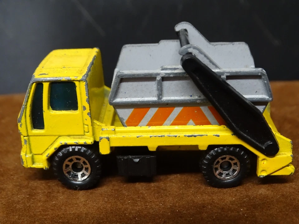 CLASSIC LORRY; FORD CARGO SKIP TRUCK; OLD DIECAST MATCHBOX WORKING SCALE MODEL - Image 4 of 4