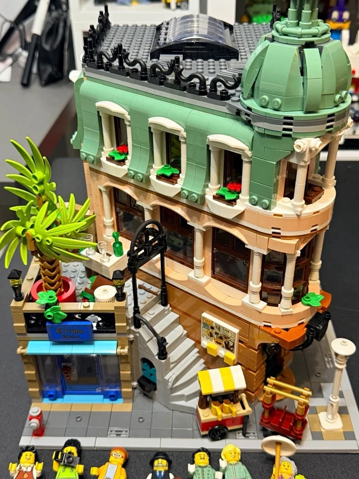 LEGO Modular Buildings 10297 Boutique Hotel, photo 1 of 5