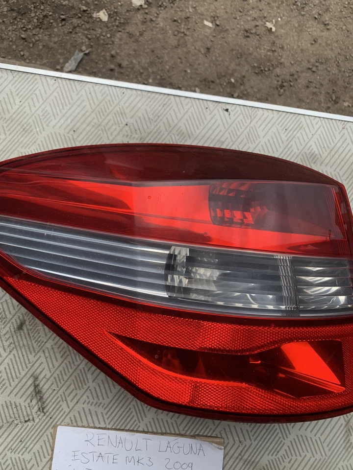 Luz trasera lateral cercana Renault Laguna Estate MK3 2009 1,5 diésel Foto 4 de 4