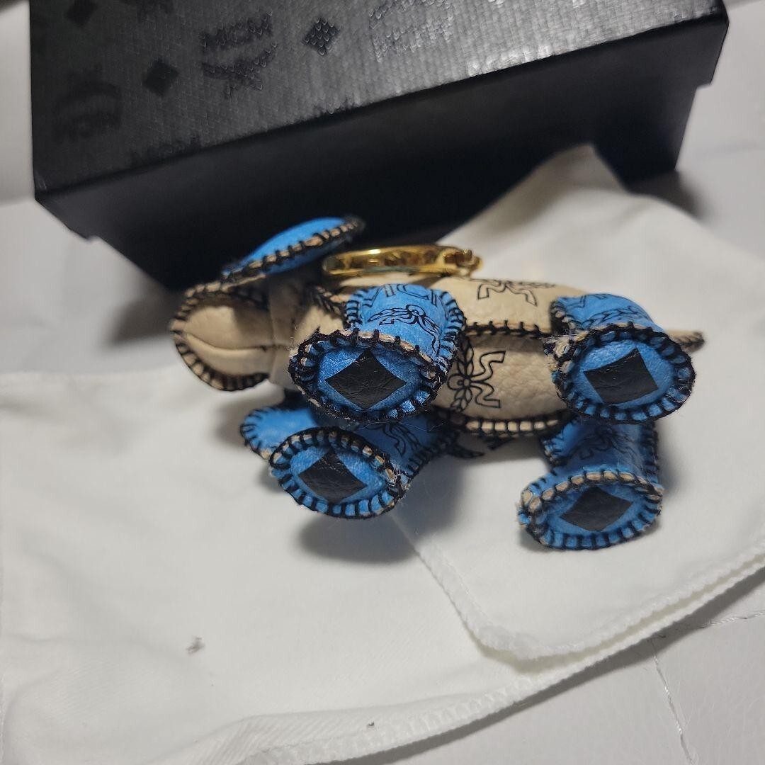 MCM Dog White/Blue Bag Charm Key Ring Keychain w/ Box FedEx