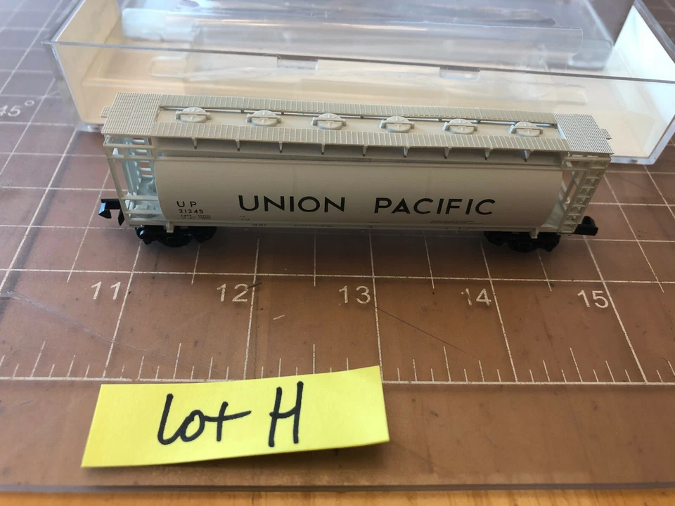 Bowser N Scale Train Union Pacific ACF Cylindrical Hopper UP 21245 37252 Lot H - Image 4 of 4