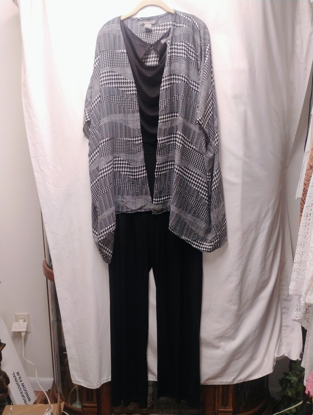 Kate & Mallory Black Sleeveless Jumpsuit w/Black & White Kimono Style Coverup XL