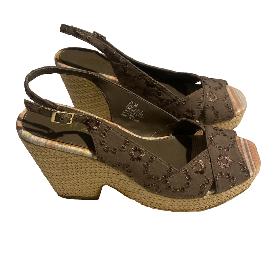 Sandalia Mia bordada de mimbre con tacón de cuña punta abierta talla 8 1/2 hebilla correa para el tobillo Foto 4 de 4
