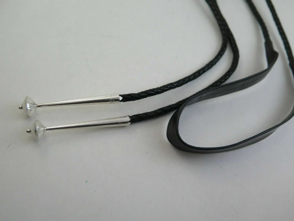 Cordón de corbata Bolo de 6 capas de cuero negro cómodo y puntas grandes de plata de ley Foto 4 de 4