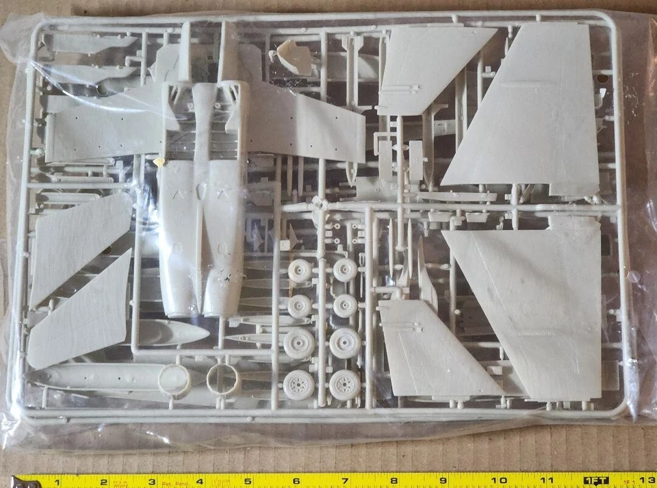 MIB Testors 1/48 F/A-18 HORNET in US NAVY or Canadian Air Force Livery - Image 3 of 4