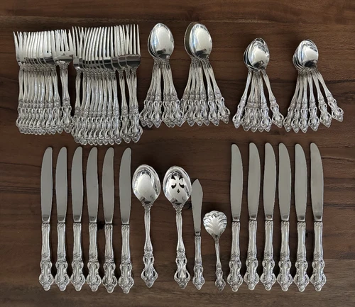 1847 Rogers Bros GRANDE ANTIQUE Silverplate 1985 IS Flatware Service for 12