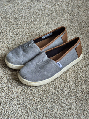 TOMS CLASSIC SLIP ON KIDS SIZE UK12 GREY UNISEX UK
