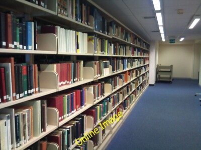 Foto 6x4 Beginn der Buchsequenz in Keele Universitätsbibliothek Weißdorn c2011