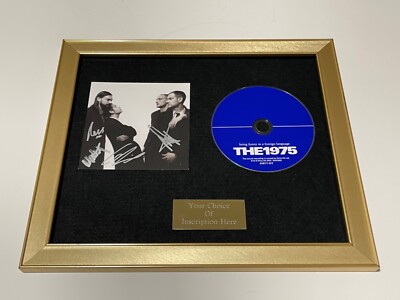  SIGNIERT/AUTOGRAMMIERT THE 1975 BEING FUNNY IN A FREMDSPRACHIG GERAHMTER CD      