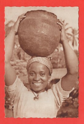 Cameroon - woman carrying a pot (B7614)