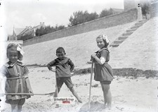 Berck-sur-Mer, jeu sable, enfants, plaque verre photo ancienne, négatif 9x12 cm