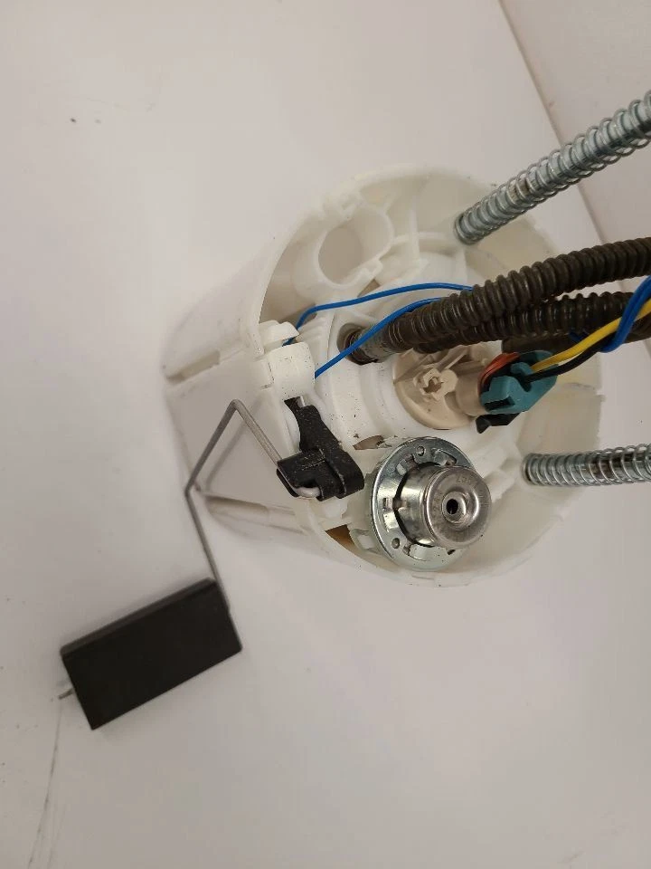 2009 2010 2011 2012 2013 2014 CADILLAC ESCALADE Fuel Pump Assembly 6.2L - Image 2 of 4