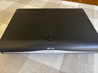 Sky hd box with remote (DRX890)