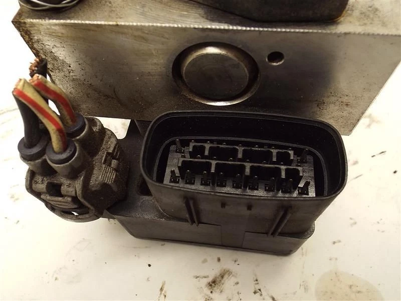 2002-2004 Mitsubishi Montero Sport  ABS Anti-lock Brake Pump Assembly OEM - Image 2 of 4