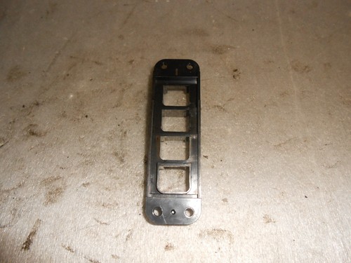 Halter für Schalterleiste Mittelkonsole Kia Carnival 2 II Bj.2001-2005