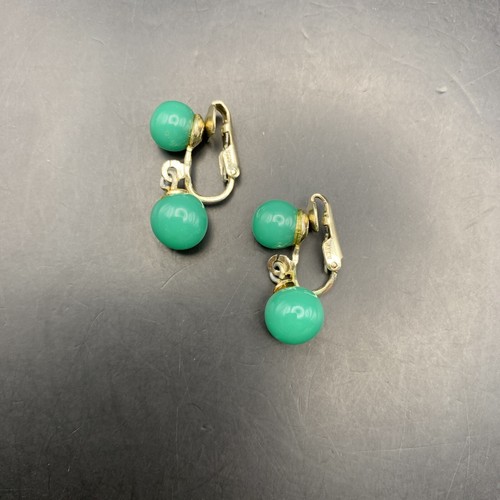 Green Glass Bead Clip On Earrings Drop Dangle Japan Gold Tone 50s 60s Vintage - Picture 6 of 8