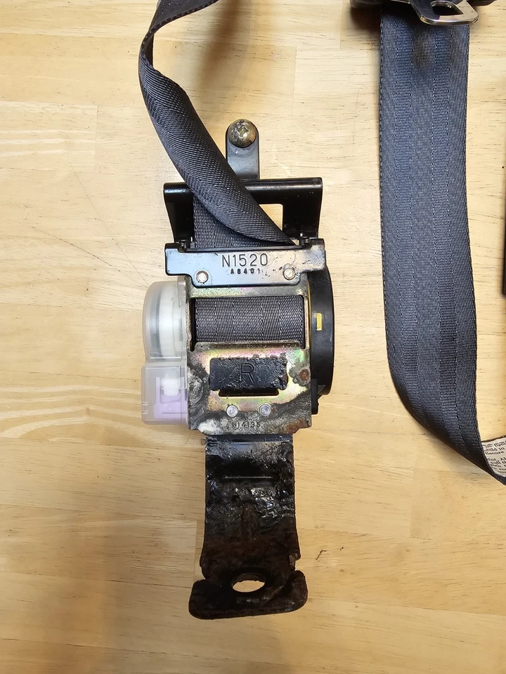 Cinturón de seguridad derecho pasajero delantero derecho 96-98 Geo Tracker Suzuki Sidekick 4 puertas Foto 4 de 4