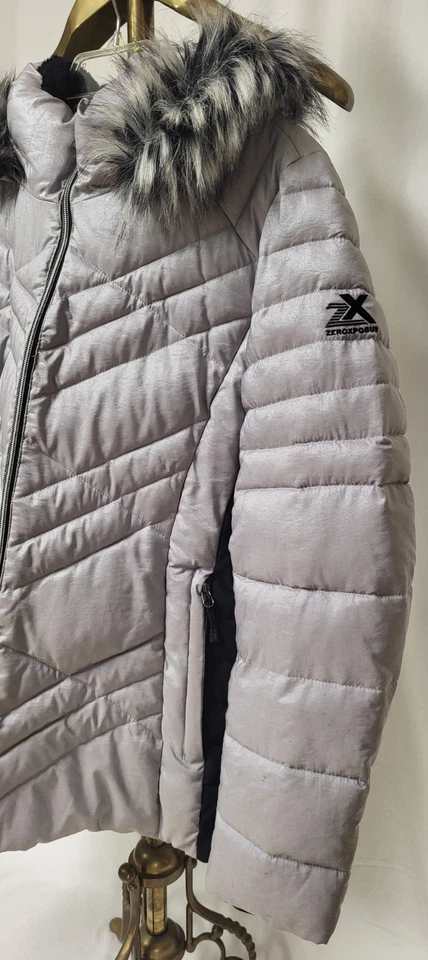 Abrigo de invierno ZeroXposur etiqueta negra para mujer chaqueta plateada piel sintética con capucha grande Foto 3 de 4