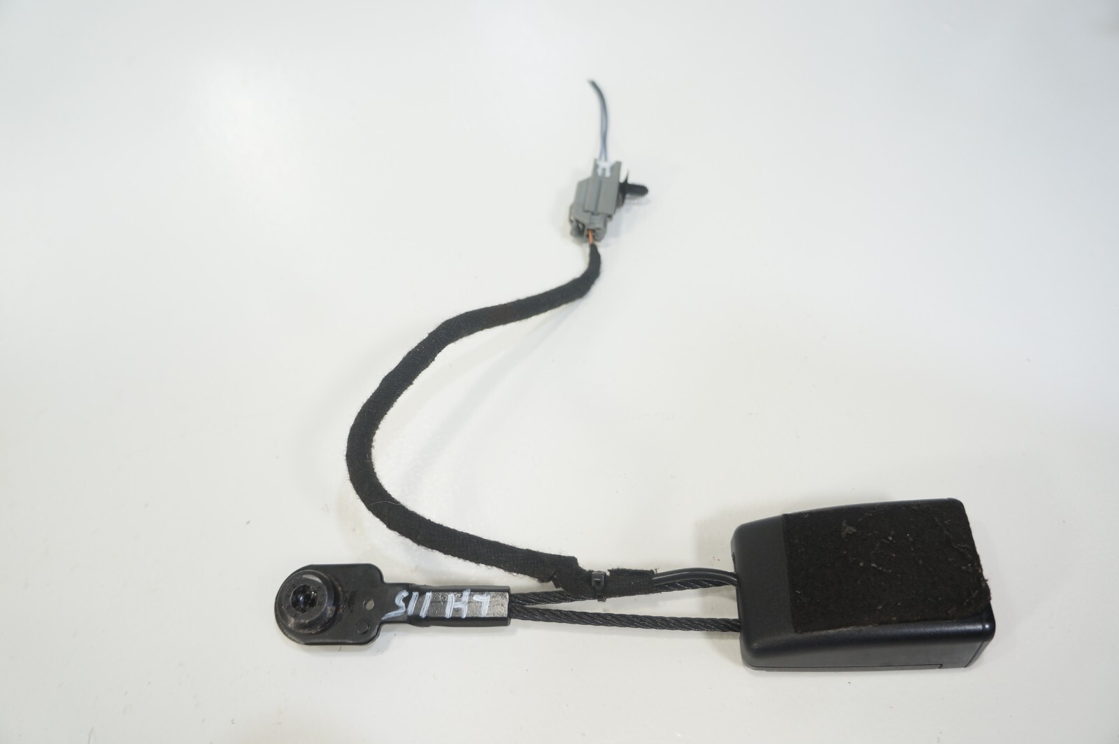 14-2022 maserati ghibli  front left driver side seat belt buckle oem
