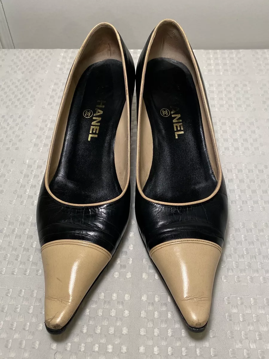 CHANEL Size 37/US 7 Black Beige Leather Pointed Cap-Toe Kitten Heels Pumps