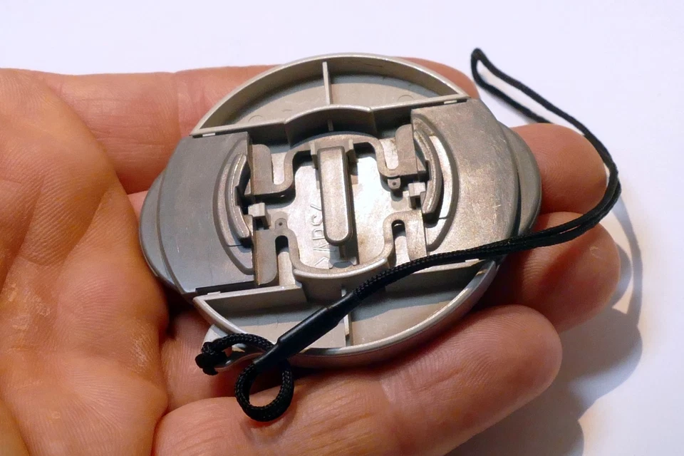 32mm Front Lens Cap with keeper string for Fuji Finepix 3800 3.2 Megapixel Digit - Image 3 of 4