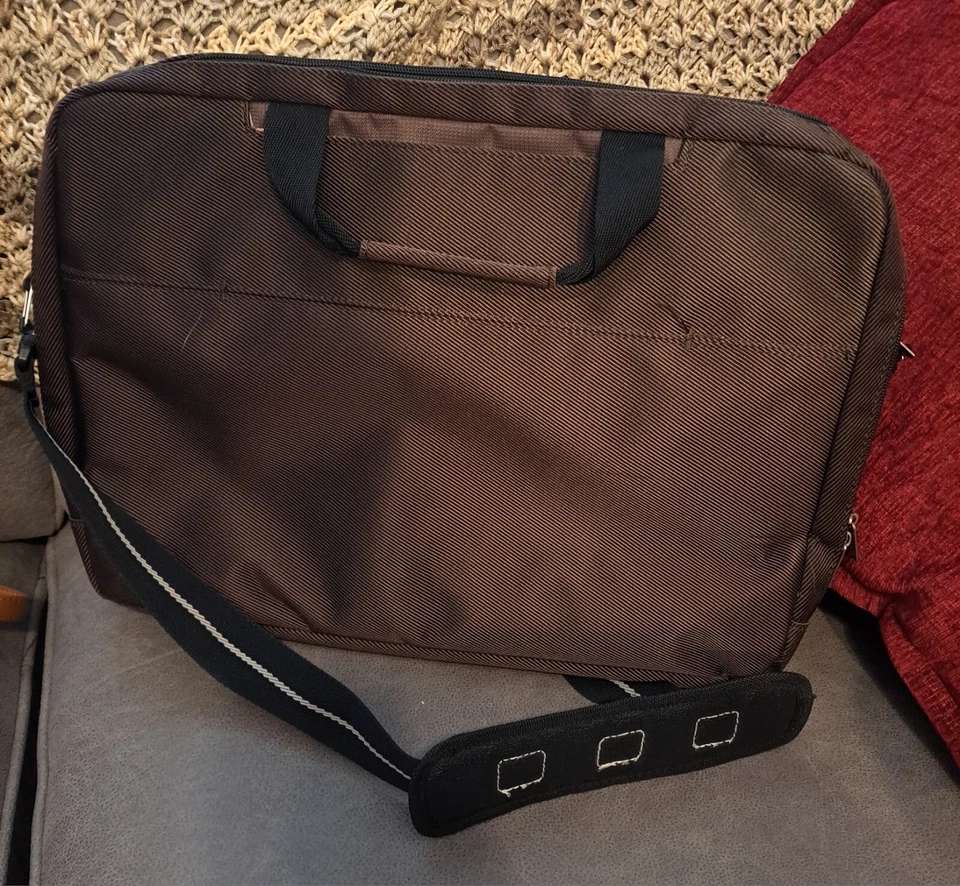 Портфель для ноутбука Solo Studio 17,3 дюйма коричневый LVL330-3 - Изображение 2 из 4