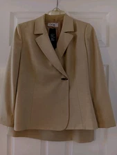 NWT Le Suit 2PC Skirt Suit Women’s Size 6 Blazer Size 6 Petite Skirt Buff 