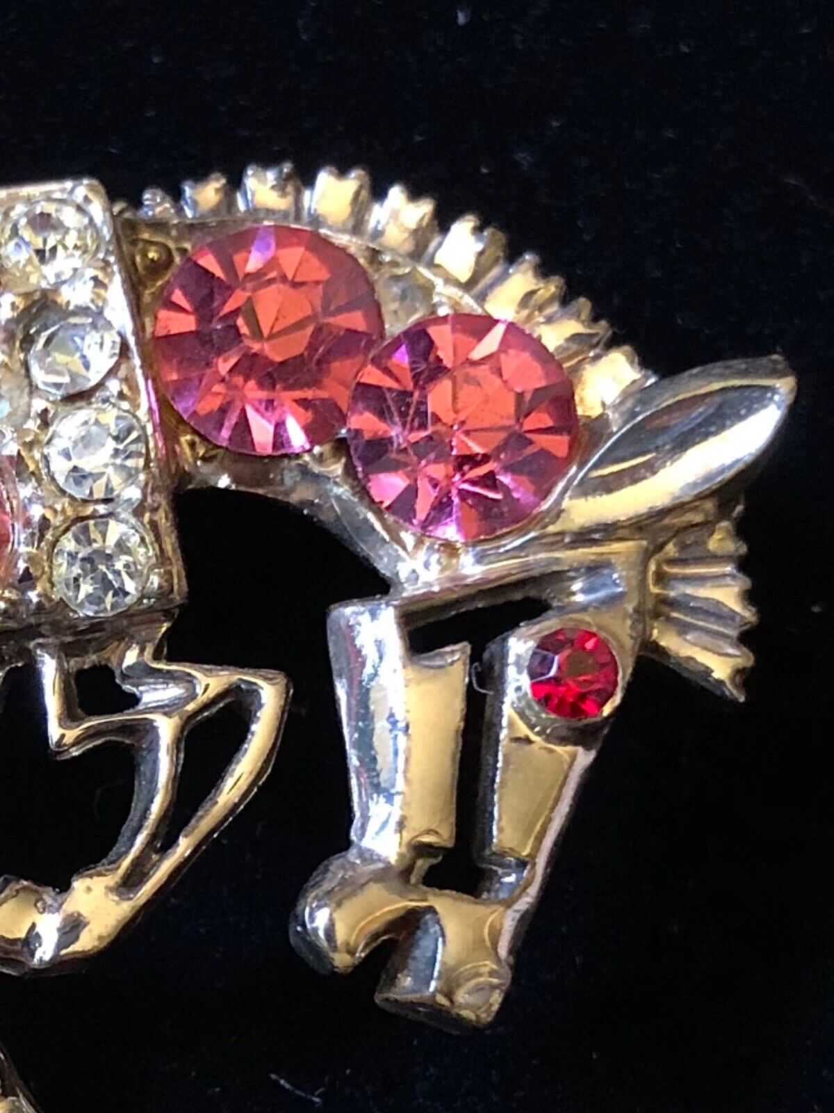 1950-60’ Modern Design Horse Shape Brooch w/Pink … - image 2