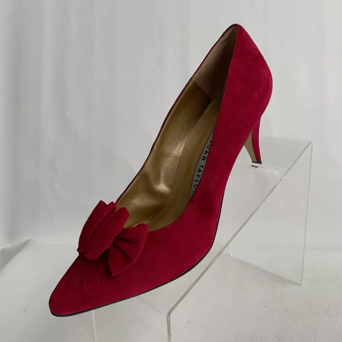 Red pumps shop with bow