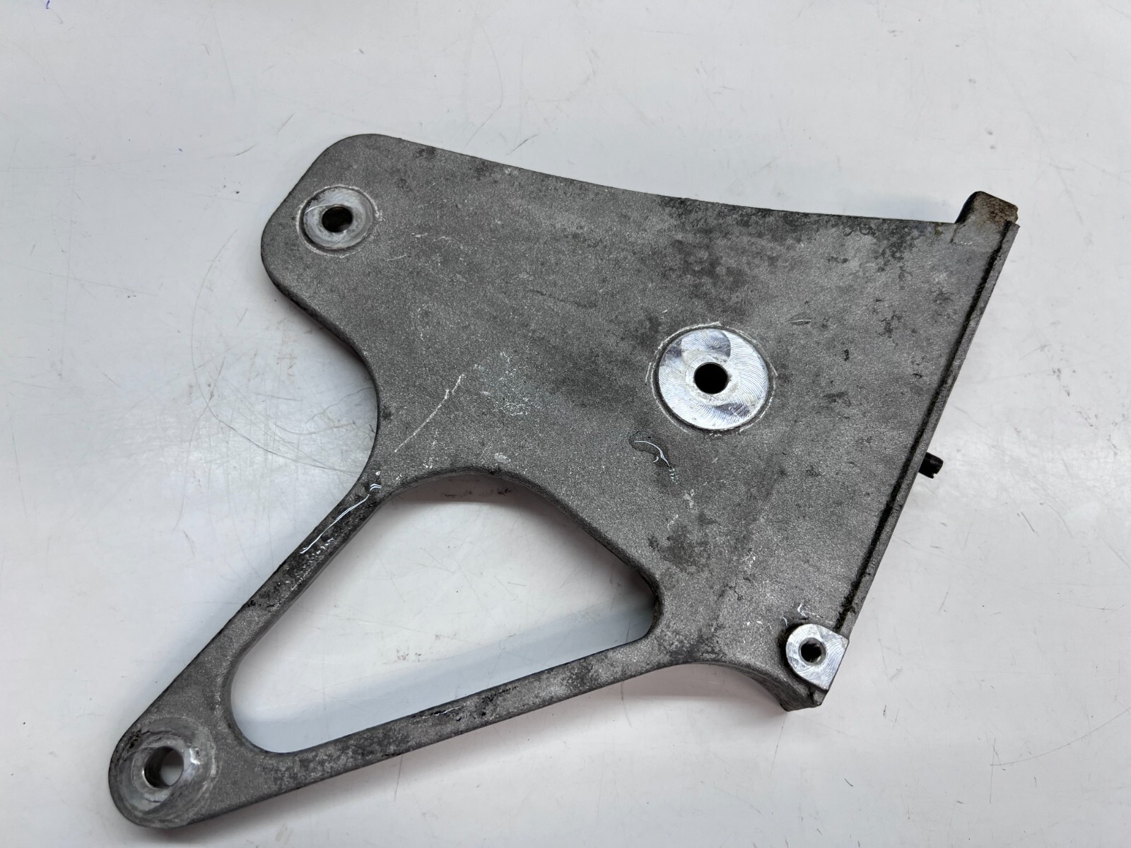 FERRARI F8 RH BRACKET FOR SINGLE OIL HEAT EXCHANGER OEM 843552