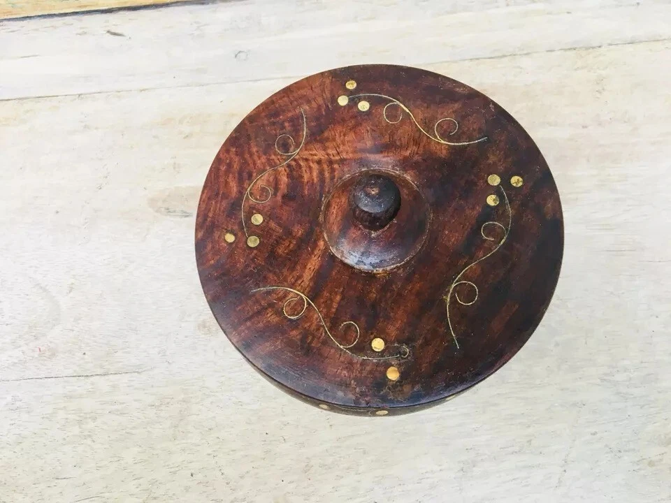 Antigua olla redonda de madera rara tallada a mano con tapa Foto 2 de 4