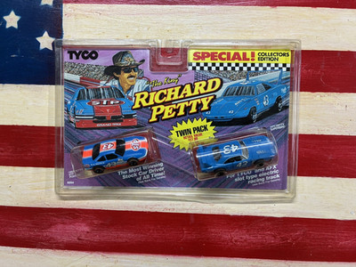 TYCO COLLECTORS EDITION THE KING RICHARD PETTY TWIN PACK 1:64 SCALE VINTAGE SET