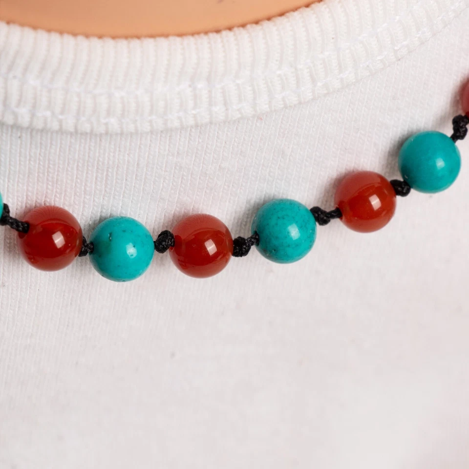 Modelos de collar y pulsera hechos de ágata roja, ámbar y turquesa Foto 3 de 4