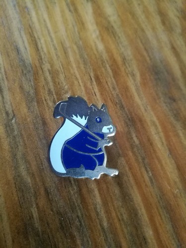 Golfschläger schwingendes Eichhörnchen Emaille Pin Vintage - Bild 1 von 3