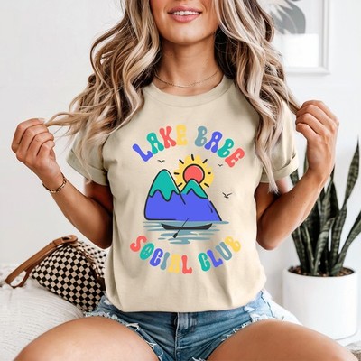 Lake Babe Damen T-Shirt Fun Sommer Social Club Vintage Outdoor Geschenk