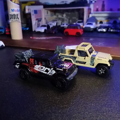 Hot Wheels Set Of 2 Jeep Jeepster Commando & Gladiator