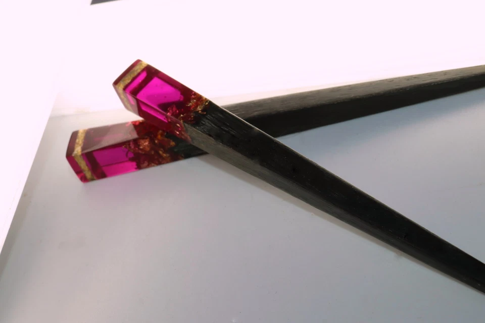 Dos palos de pelo de roble con detalles de hoja de oro de resina fucsia púrpura de 6" Foto 2 de 4