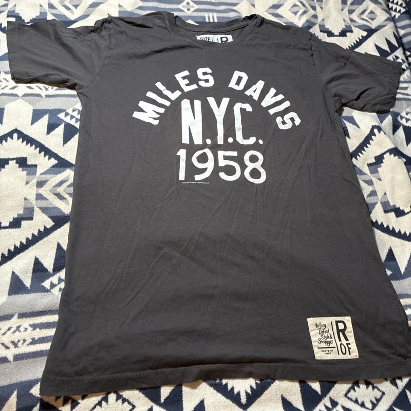 Roots of Fight Miles Davis NYC 1958 Jazz Tribute Graphic T-Shirt Gray Mens L