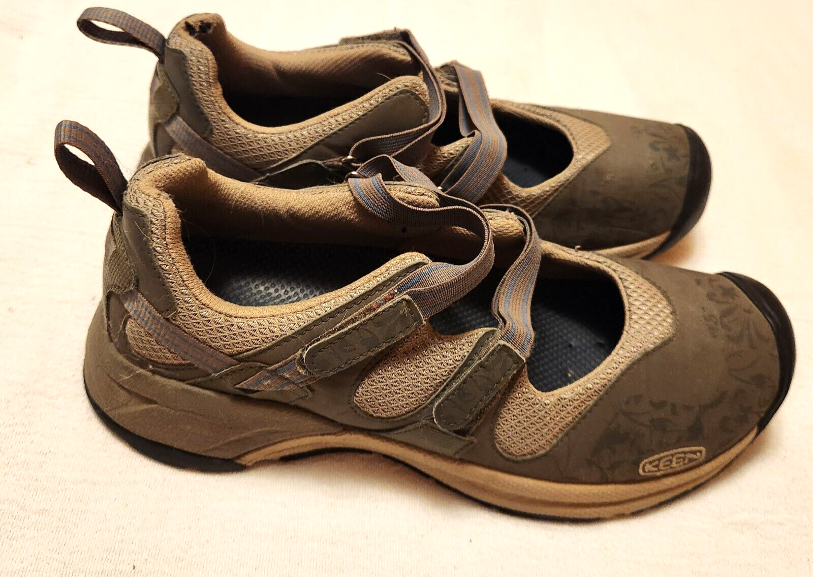 Scarpe da donna KEEN taglia 9 verde oliva sneakers facili da chiudere in perfette condizioni!