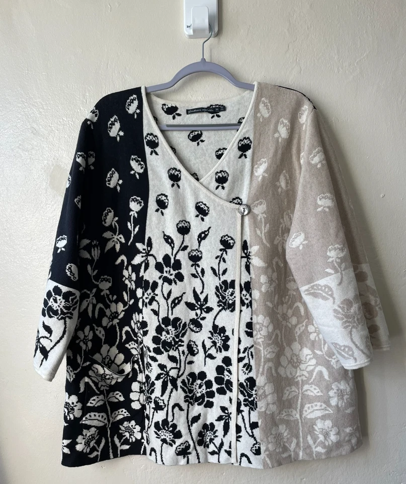 Cardigã Gudrun Sjoden linho algodão bronzeado branco preto botão madrepérola GG - Imagem 4 de 4